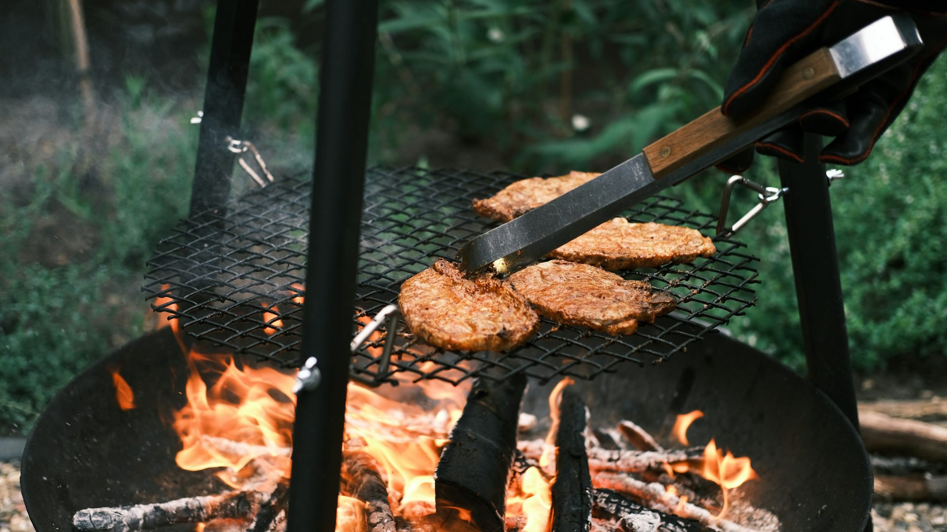 Gegrilltes Fleisch auf Holzkohlegrill