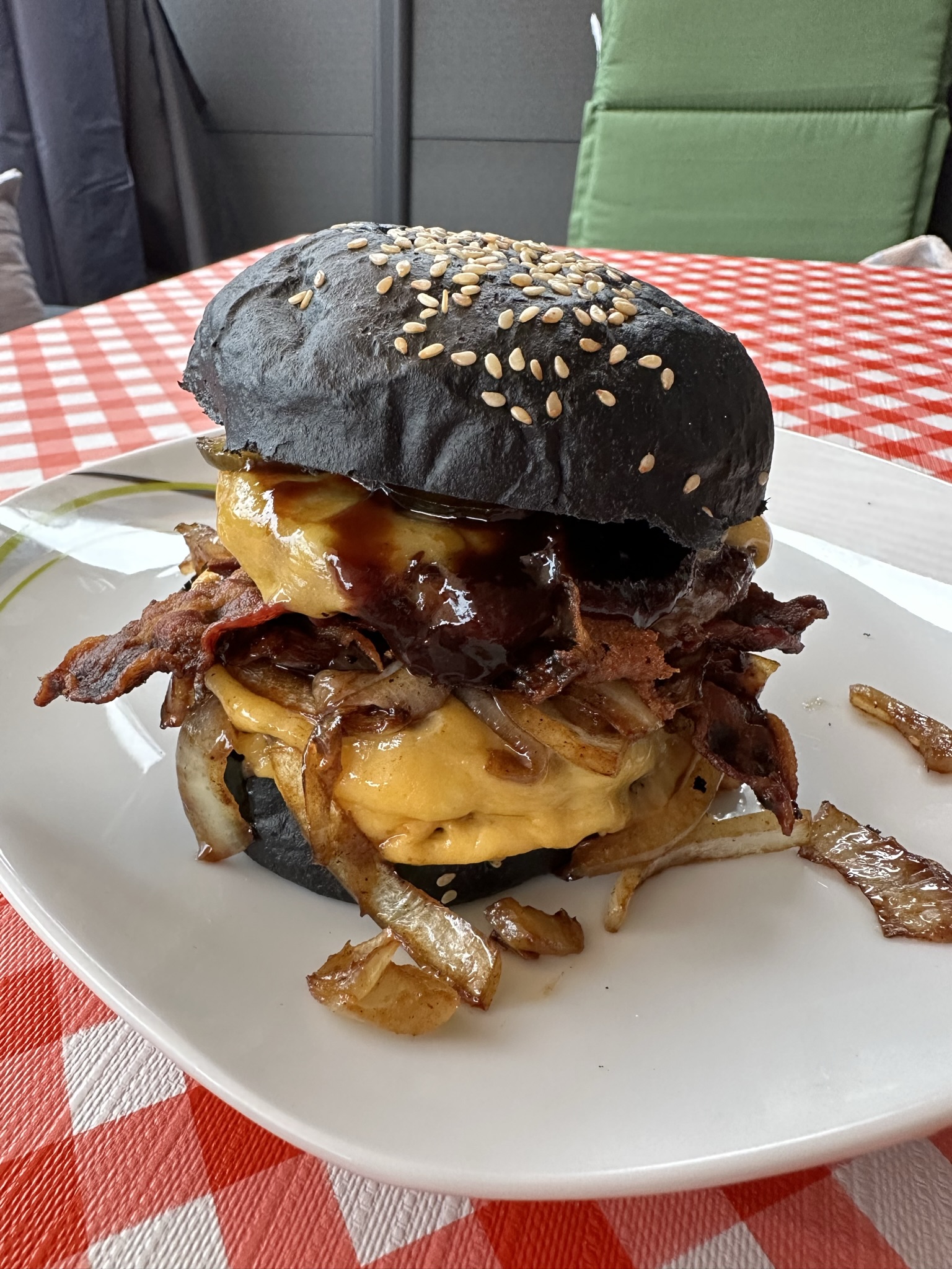 Schwarzer Burger mit Bacon