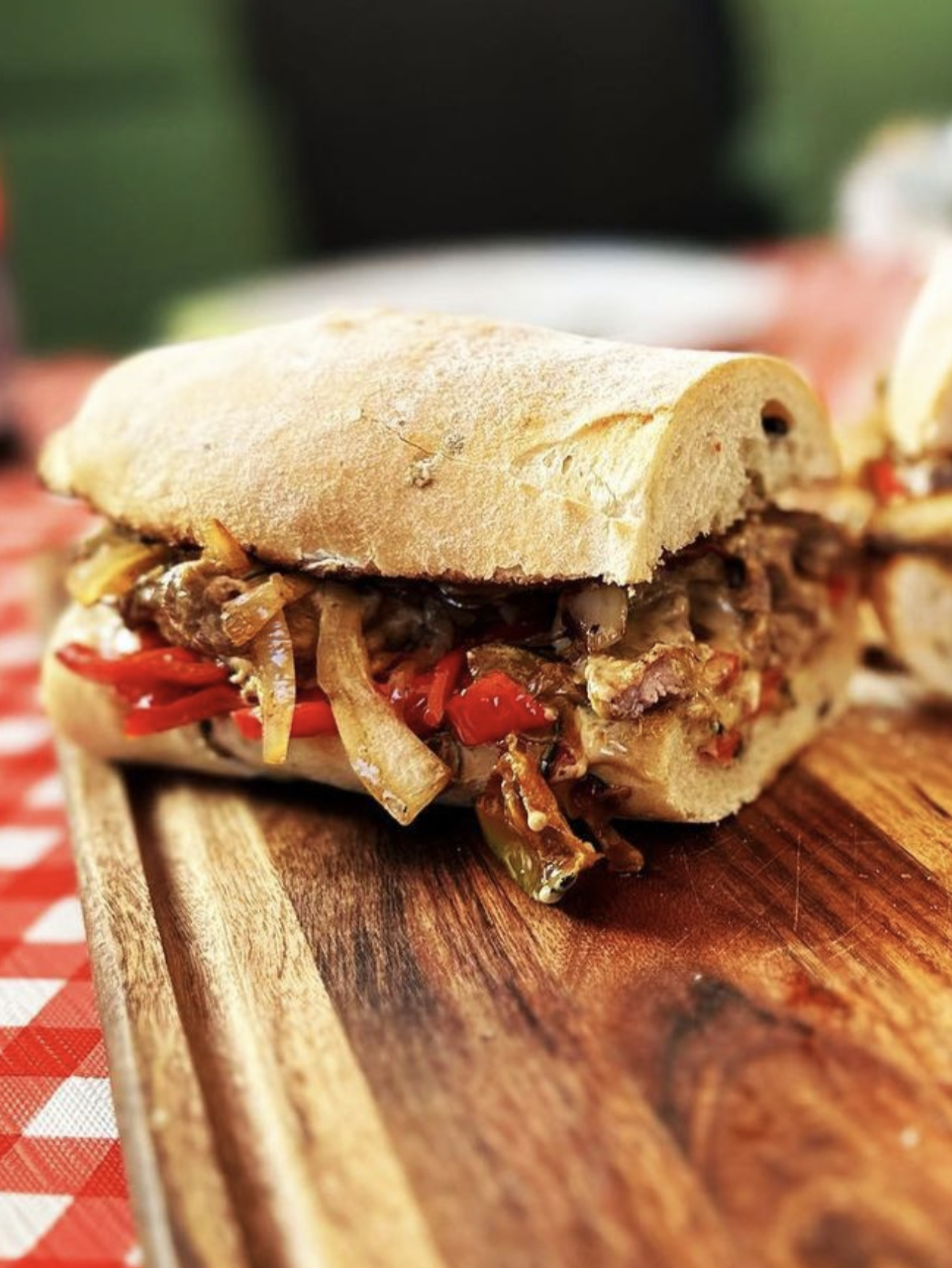 Sandwich mit Fleisch und Gemüse