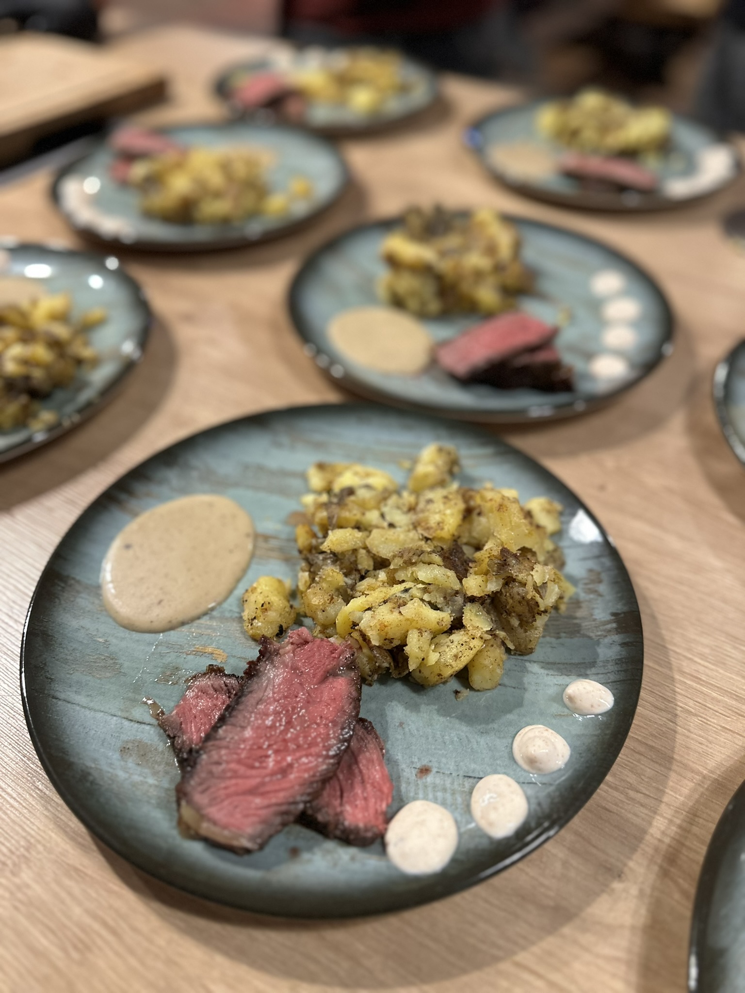 Gourmetgericht auf gedecktem Tisch