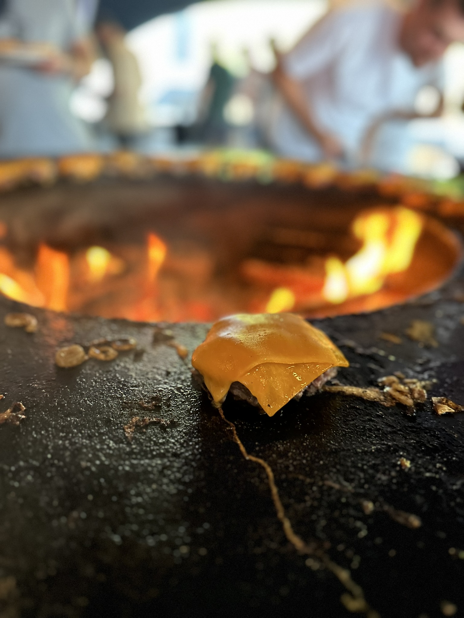 Käse auf glühender Grillplatte